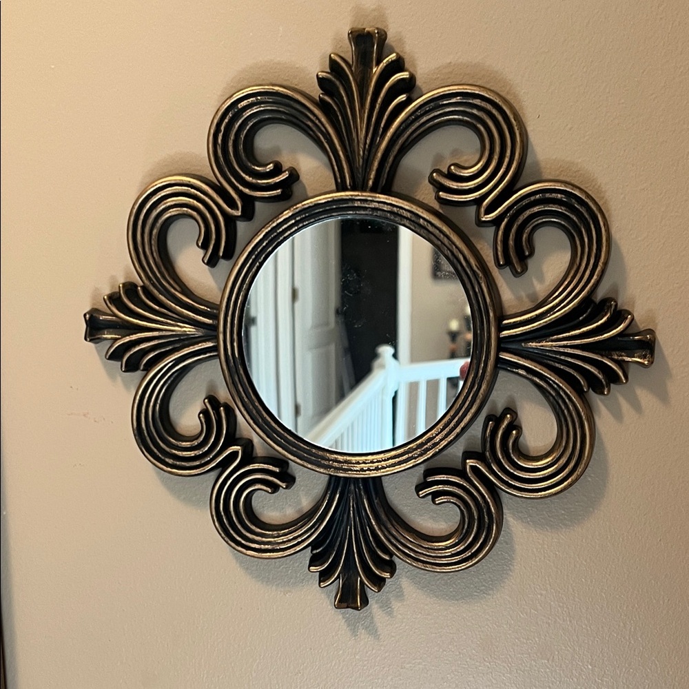 Elegant Gold Wall Mirror Decor